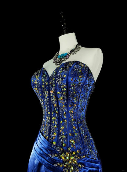 Robe de bal longue vintage bleu roi en satin, coupe trapèze, décolleté cœur, années 70, ornée de perles, référence N1831