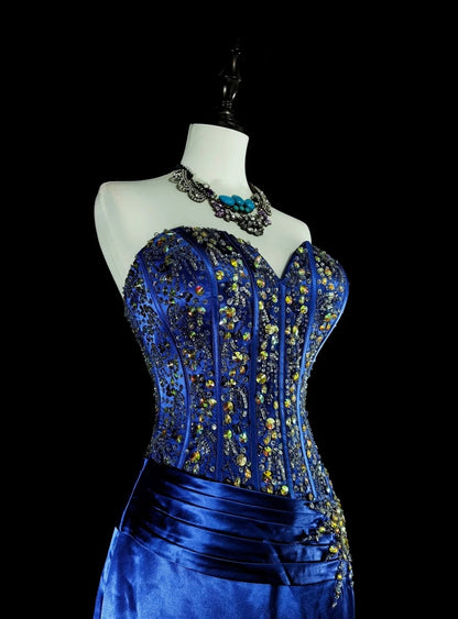 Robe de bal longue vintage bleu roi en satin, coupe trapèze, décolleté cœur, années 70, ornée de perles, référence N1831