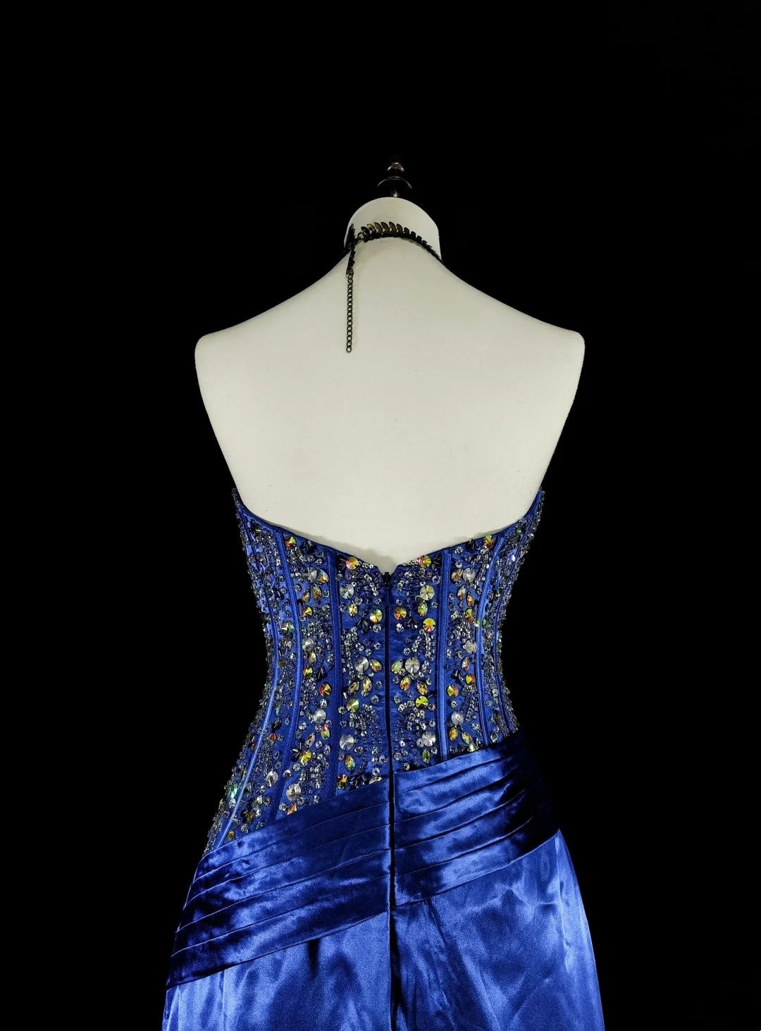 Robe de bal longue vintage bleu roi en satin, coupe trapèze, décolleté cœur, années 70, ornée de perles, référence N1831