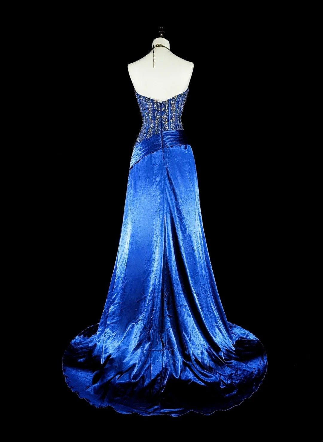 Robe de bal longue vintage bleu roi en satin, coupe trapèze, décolleté cœur, années 70, ornée de perles, référence N1831