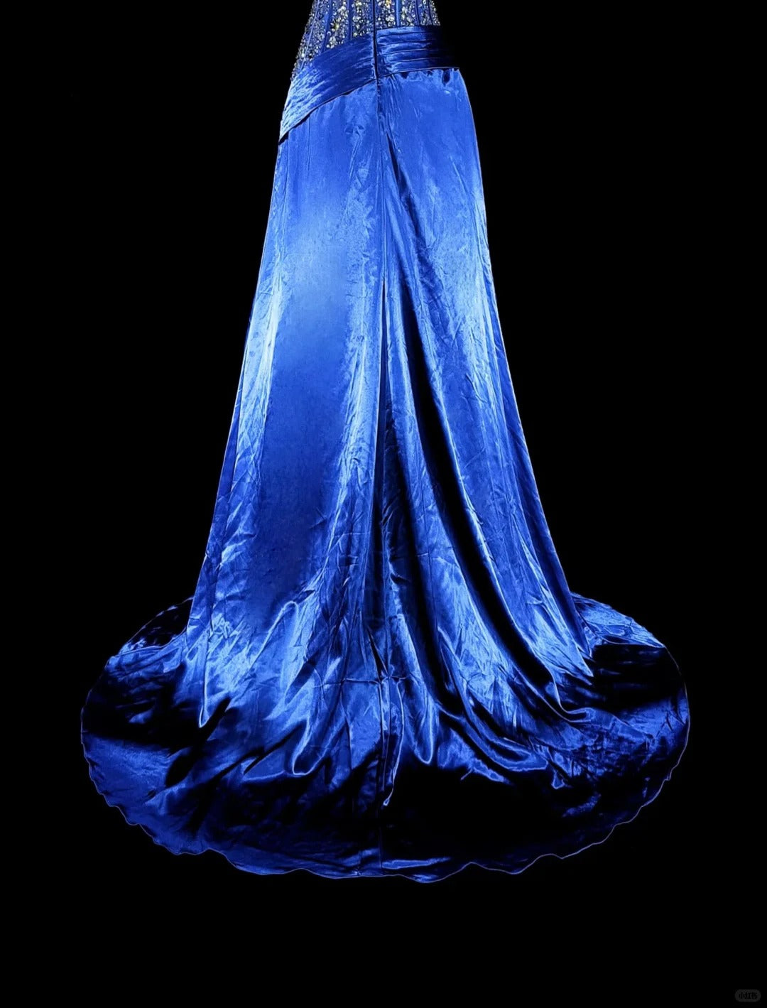 Robe de bal longue vintage bleu roi en satin, coupe trapèze, décolleté cœur, années 70, ornée de perles, référence N1831