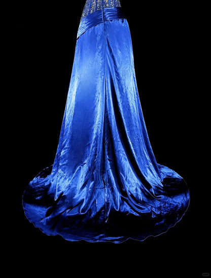 Robe de bal longue vintage bleu roi en satin, coupe trapèze, décolleté cœur, années 70, ornée de perles, référence N1831