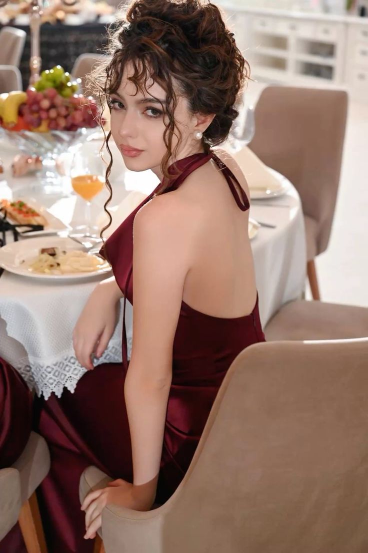 Robe de bal élégante en satin bordeaux à col halter, style tendance pour adolescentes, robe de soirée, robe de bal AB1139