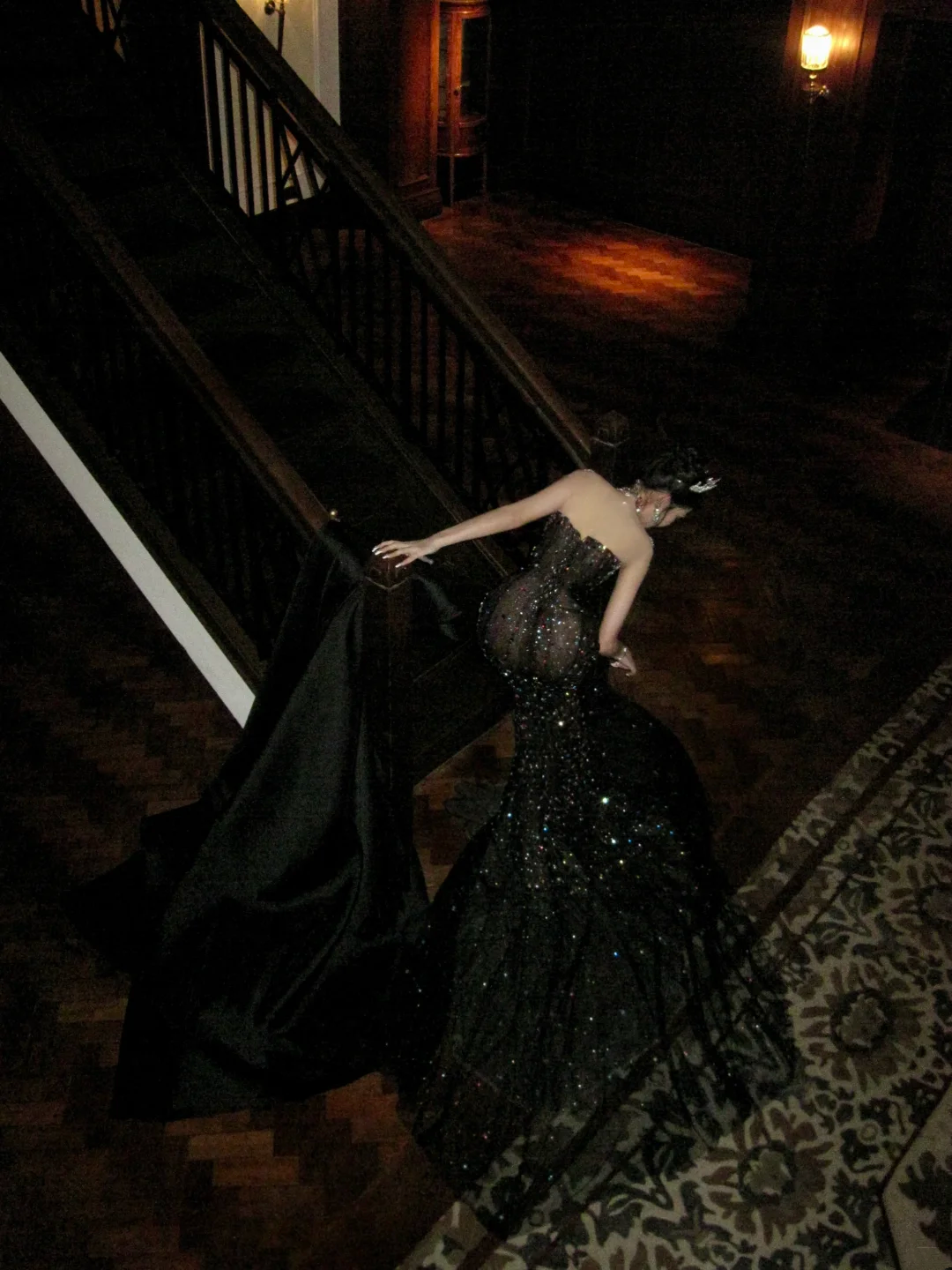 Robe de bal longue sirène à col montant, sequins noirs et perles, ornée de pierres précieuses, idéale pour un 20e anniversaire (AB2406)