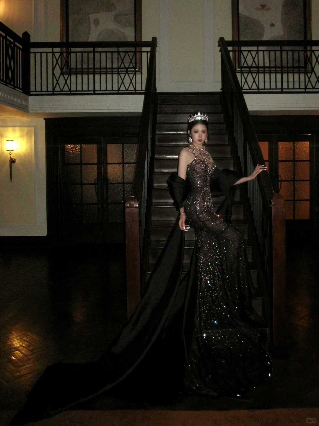 Robe de bal longue sirène à col montant, sequins noirs et perles, ornée de pierres précieuses, idéale pour un 20e anniversaire (AB2406)