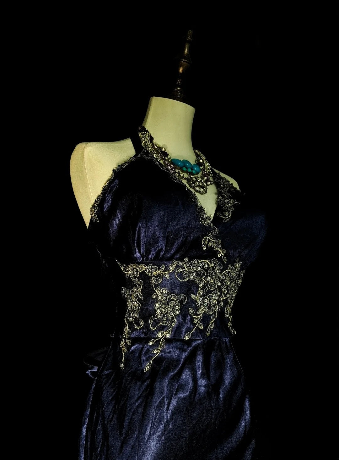 Robe de bal d'été vintage bleu marine à col halter sirène ornée de perles et d'une longue cravate noire, idéale pour les soirées formelles de printemps (N1421)