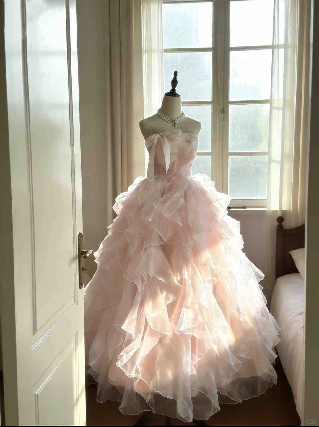 Magisches Ballkleid schulterfrei hellrosa mit gestuften Lagen Quince Kleid voluminös Sweet 16 Quinceanera Kleider Vestido de RB4507