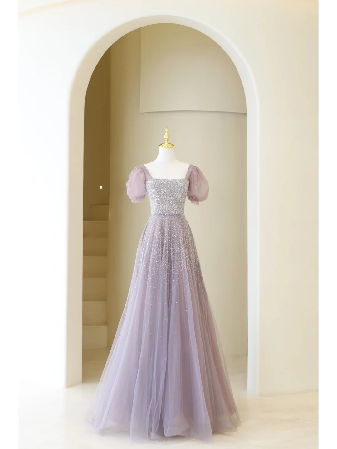 Robe de bal longue en tulle lilas poudré, col carré, ravissante, idéale pour un 19e anniversaire. Référence AB866