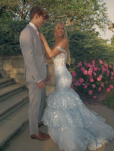 Bezauberndes schulterfreies, blaues Meerjungfrauen-Abendkleid mit Spitzenapplikationen und Lagenlook, langes Kleid N600