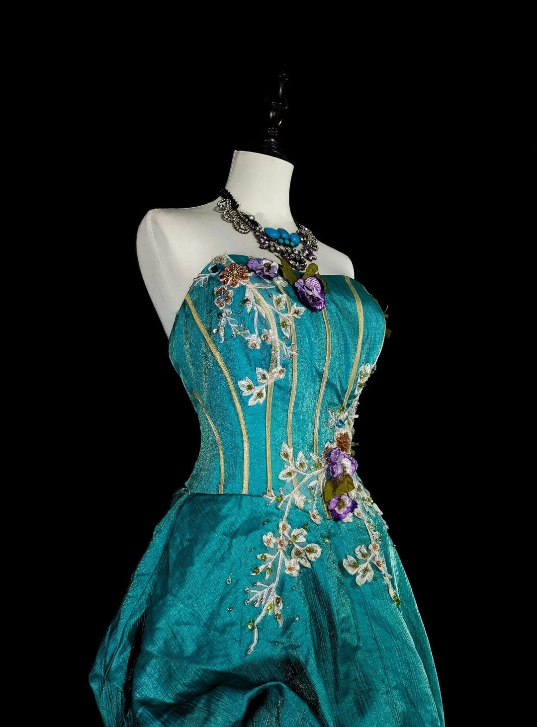 Robe de bal longue vintage années 70, coupe trapèze, sans bretelles, en satin bleu orné d'appliqués, idéale pour les soirées et les fêtes (N1830)