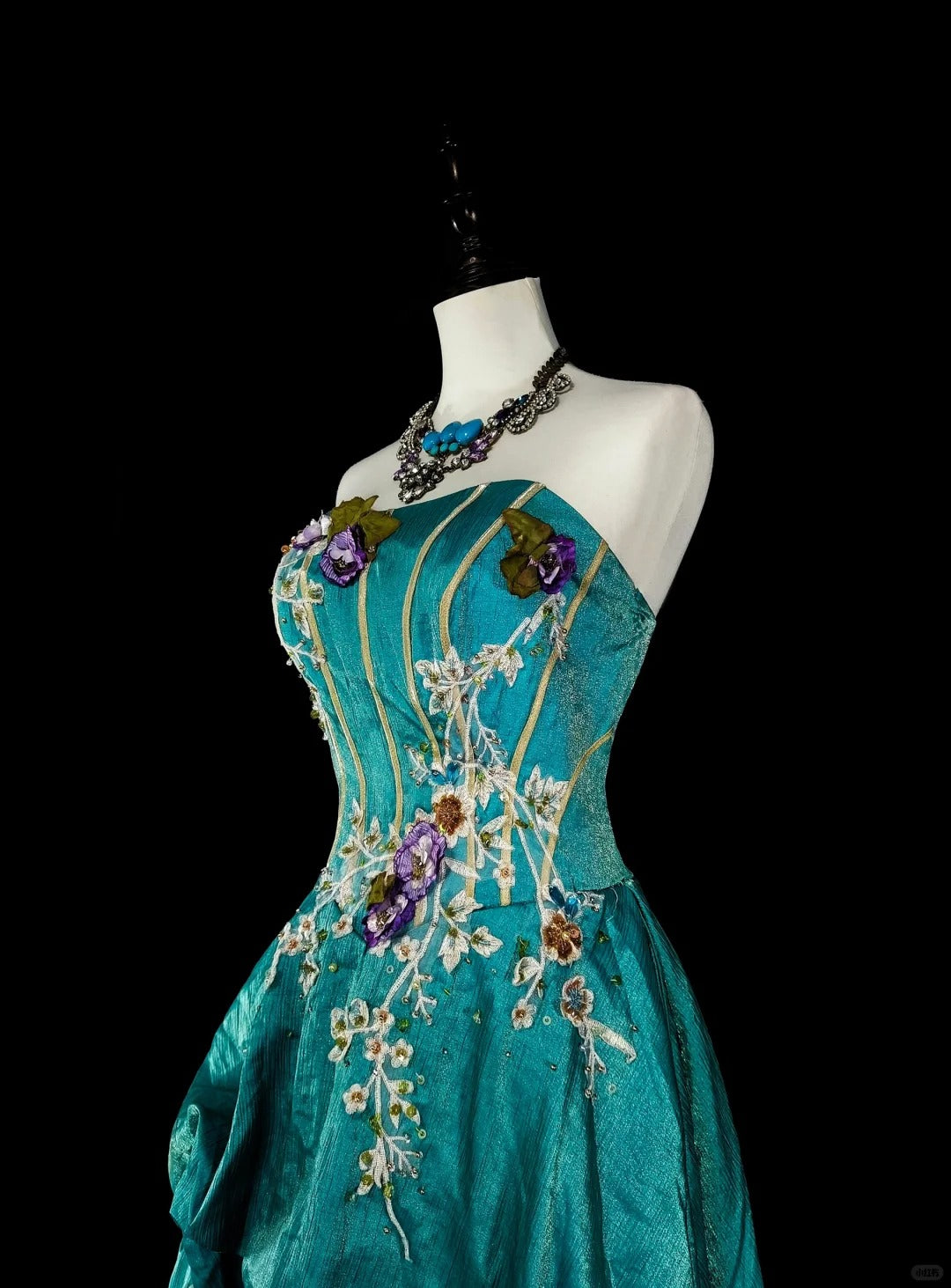 Robe de bal longue vintage années 70, coupe trapèze, sans bretelles, en satin bleu orné d'appliqués, idéale pour les soirées et les fêtes (N1830)