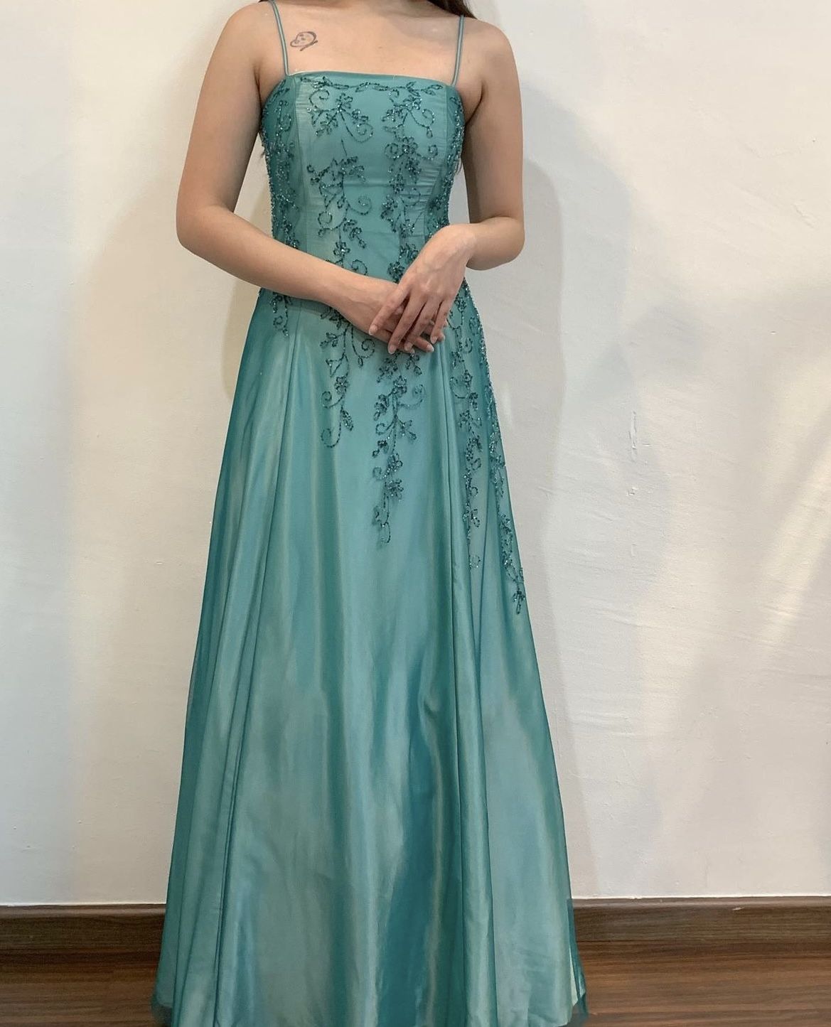 Robe de soirée verte vintage trapèze années 2000 à bretelles spaghetti pour 21e anniversaire ou bal de promo N2753