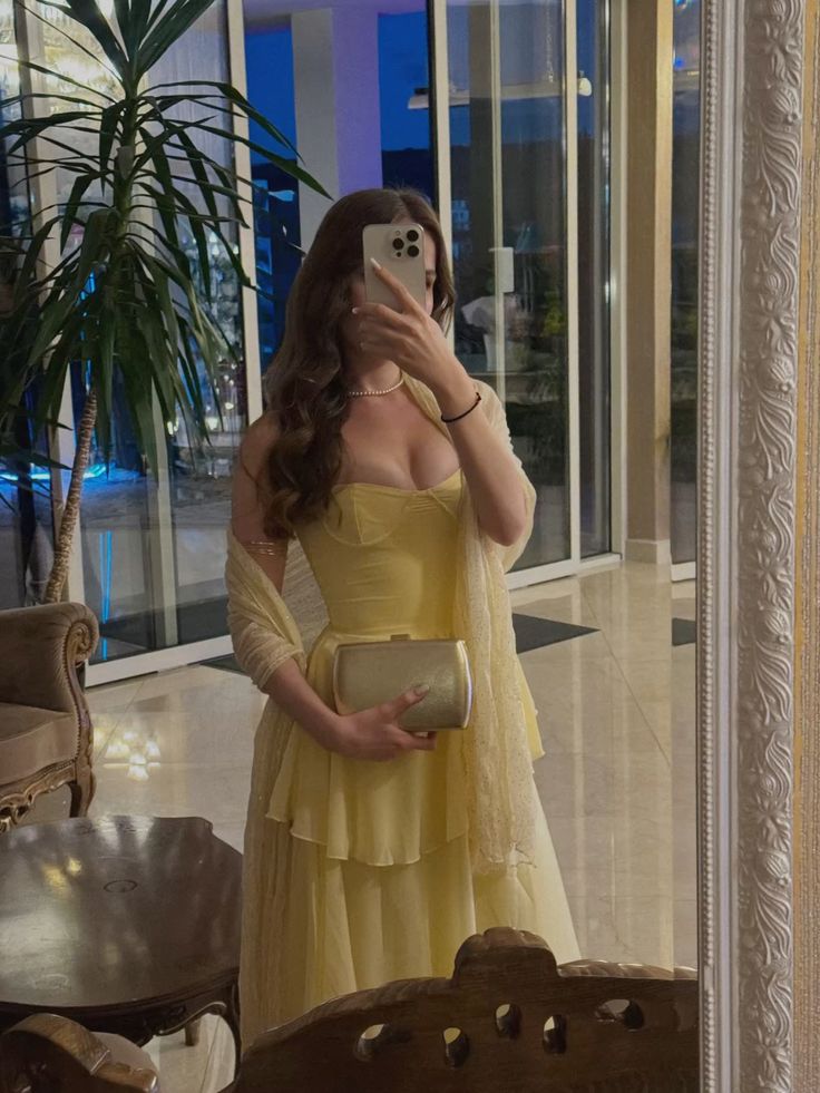 Elegante, schlichte Abschlussballkleider für die Oberstufe: Inspiration für High Schools. A-Linien-Kleid aus trägerlosem, gelbem Chiffon mit Schal – ein halbformelles, langes Ballkleid für Teenager (AB2120).