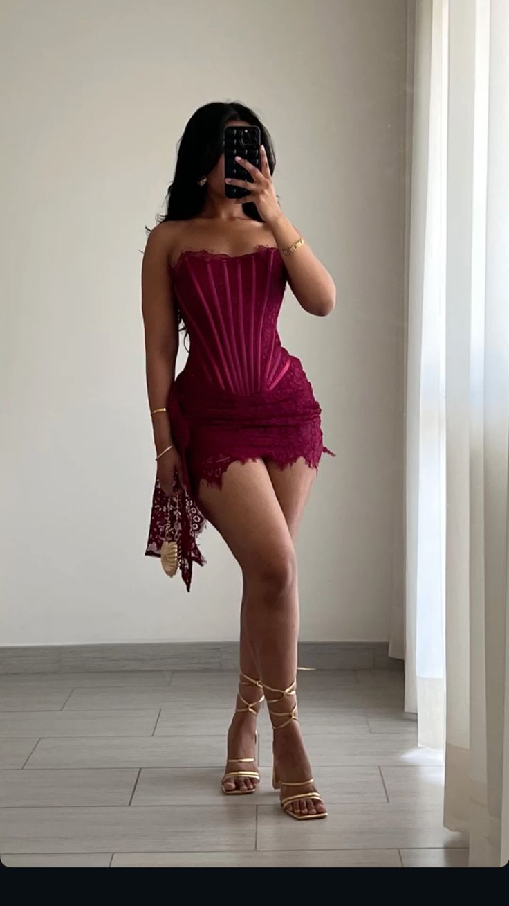 Hübsche Etui-Kleid Trägerlos Burgund Spitze Abschlussball Inspiration Kurze 15. Geburtstag Outfits Homecoming Kleider RB3174