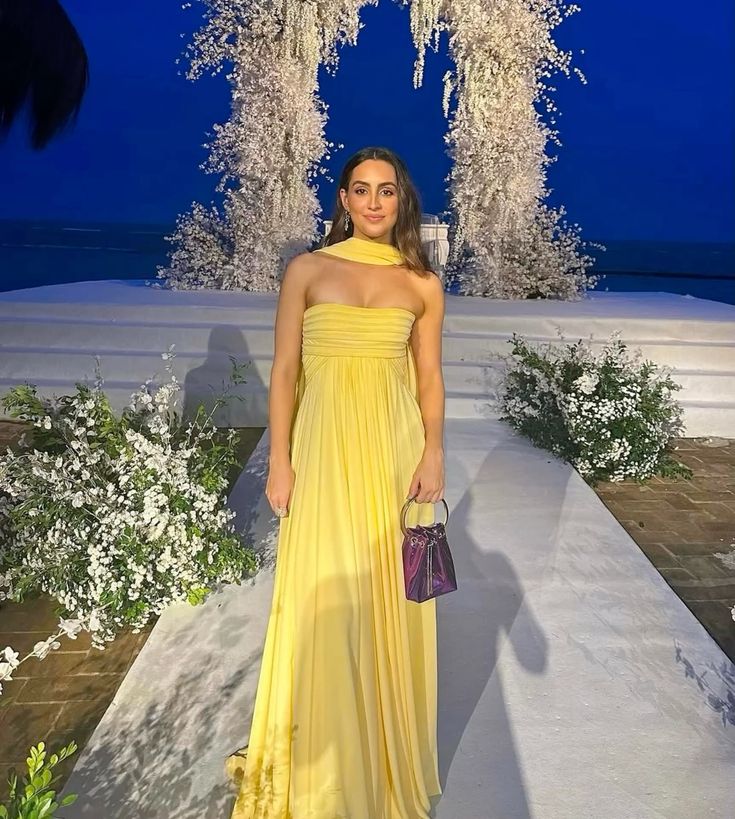 Robe de bal jaune en mousseline, bustier, coupe trapèze, inspiration robe de bal longue et simple avec foulard AB249