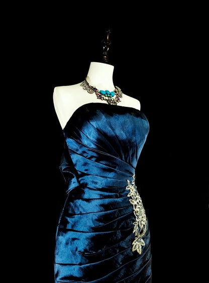 Vintage Meerjungfrau-Abschlussballkleider Trägerlos Falten Marineblau Satin Mit Applikationen Langes Partykleid N2372
