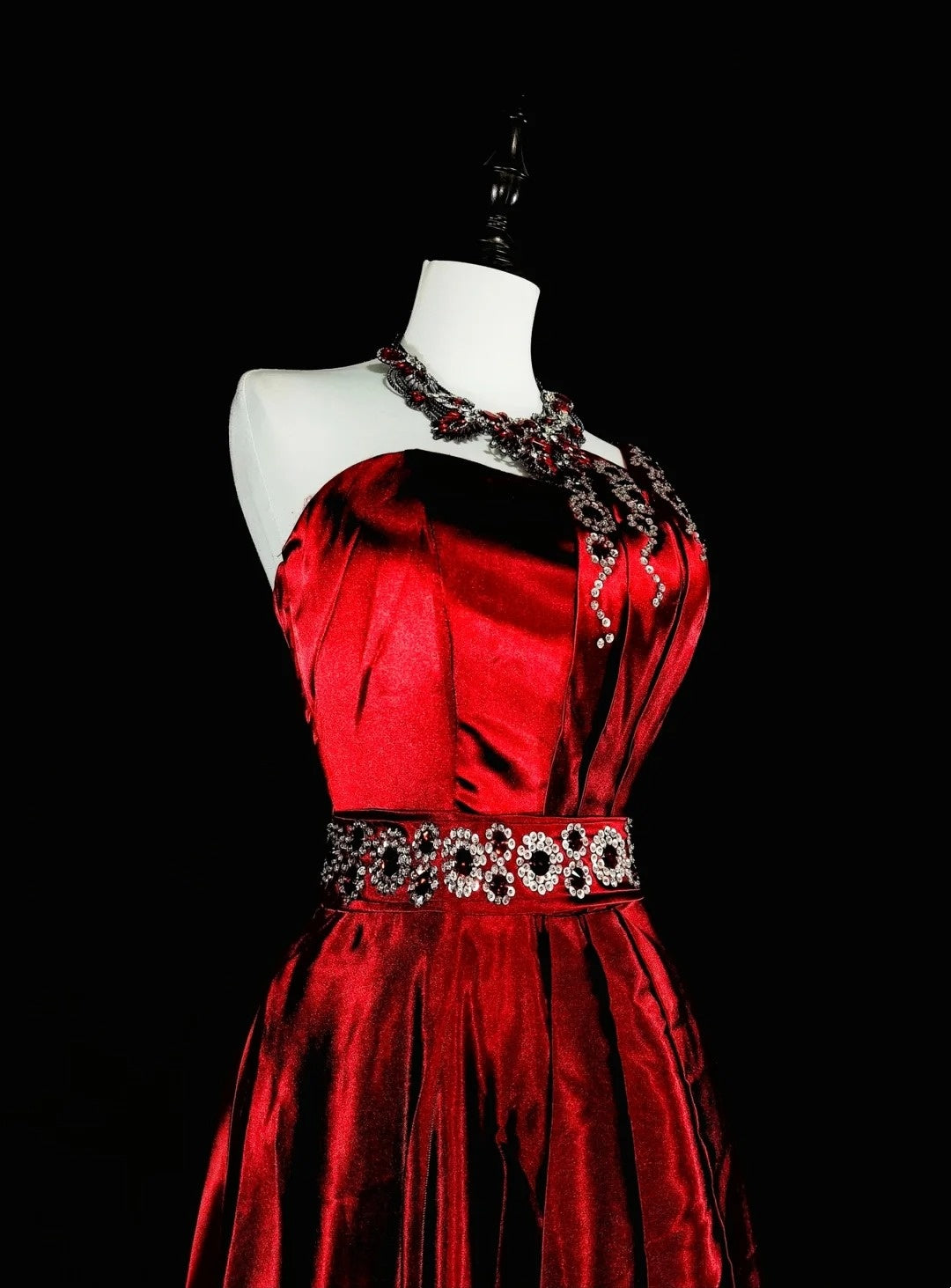 Robe de bal longue rouge vintage asymétrique à une épaule, ornée de perles, référence N1825