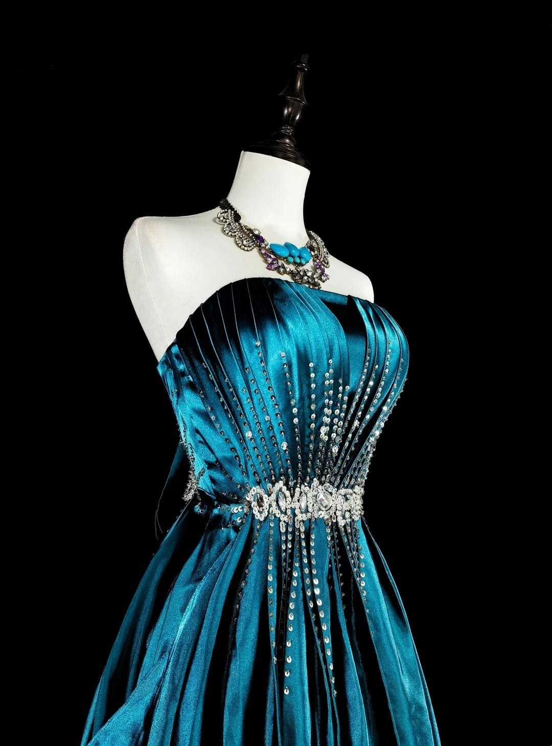 Robe de bal vintage, style rétro années 50, coupe trapèze, bustier, longue en satin ornée de perles N2008