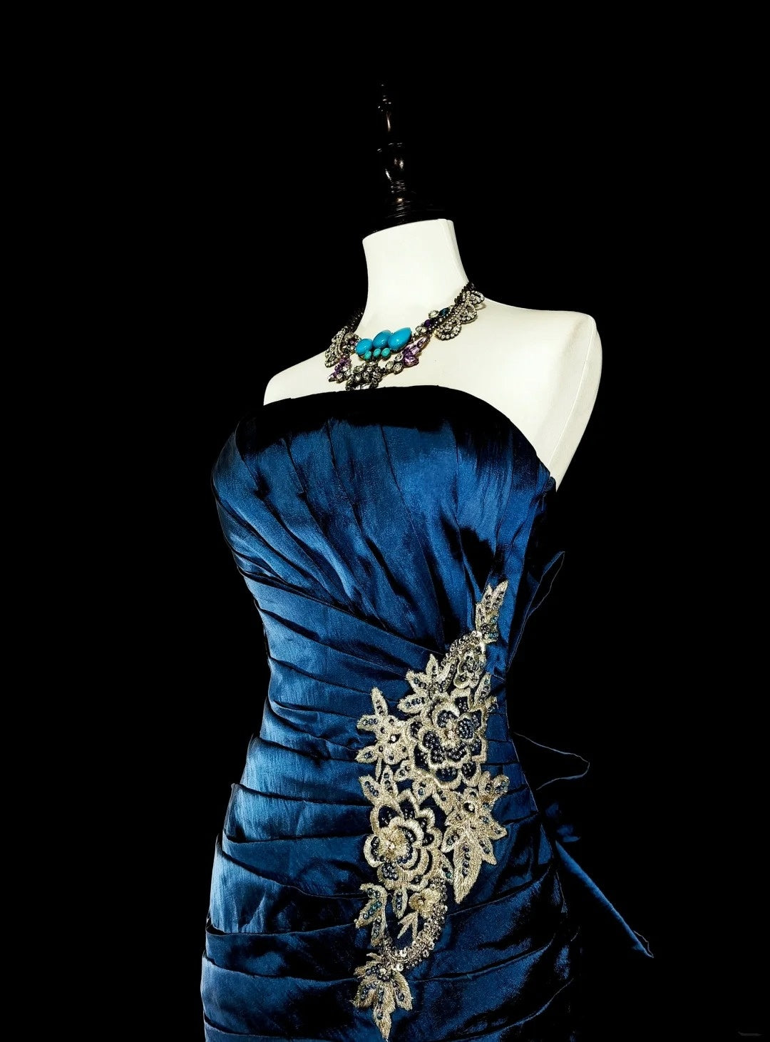 Vintage Meerjungfrau-Abschlussballkleider Trägerlos Falten Marineblau Satin Mit Applikationen Langes Partykleid N2372