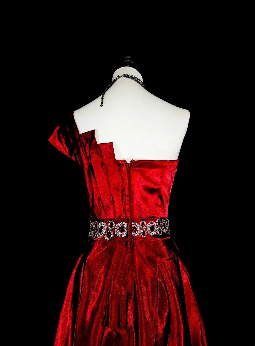 Robe de bal longue rouge vintage asymétrique à une épaule, ornée de perles, référence N1825