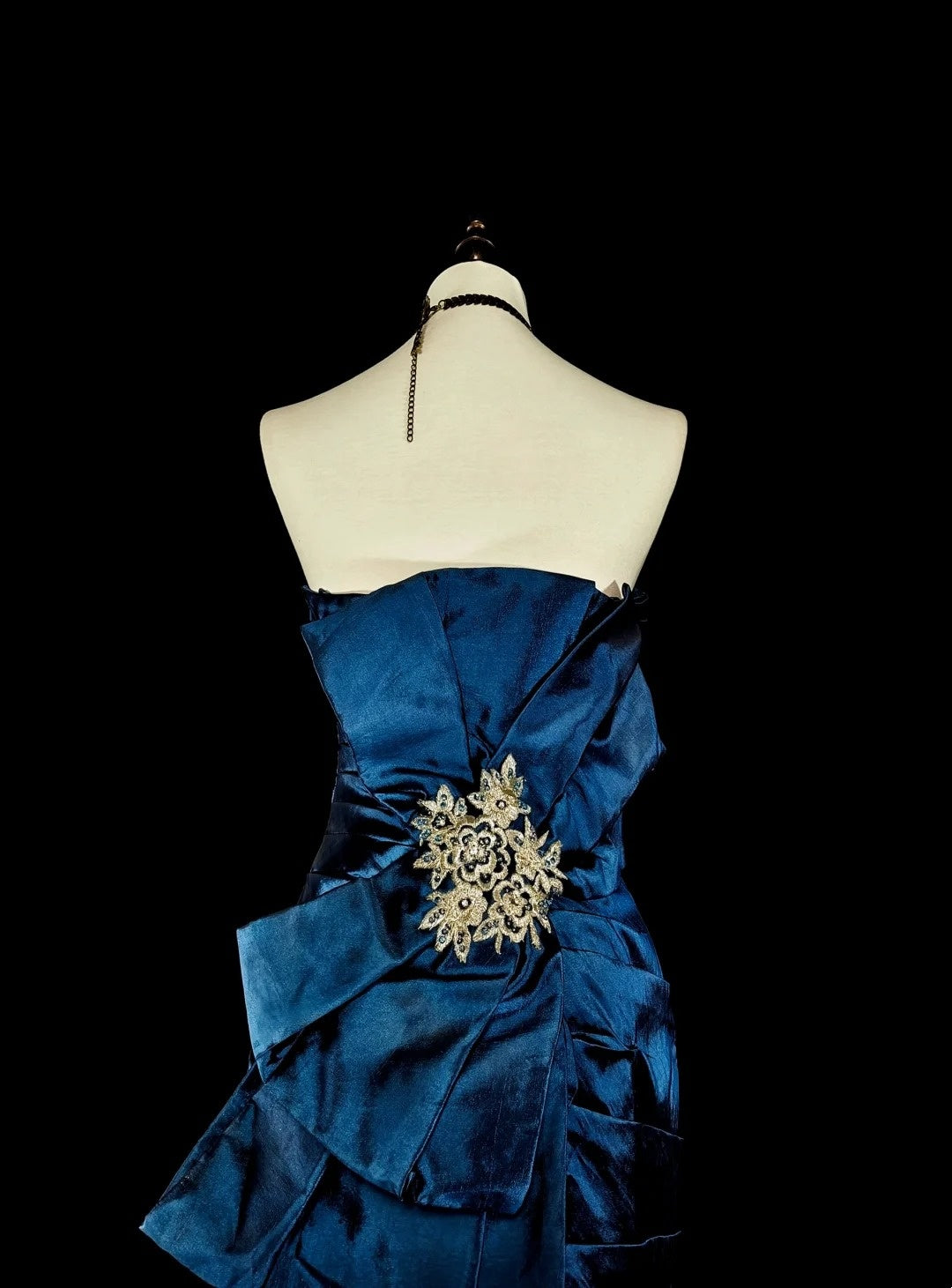Vintage Meerjungfrau-Abschlussballkleider Trägerlos Falten Marineblau Satin Mit Applikationen Langes Partykleid N2372