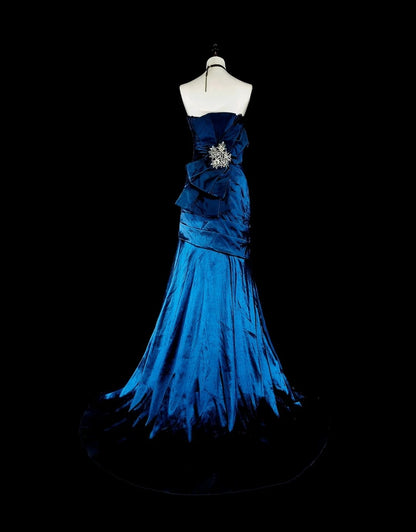 Vintage Meerjungfrau-Abschlussballkleider Trägerlos Falten Marineblau Satin Mit Applikationen Langes Partykleid N2372