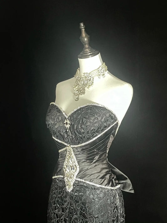 Robe de bal longue vintage sirène en dentelle noire à décolleté cœur, années 90, ornée de perles, idéale pour les soirées formelles du lycée (N1437)