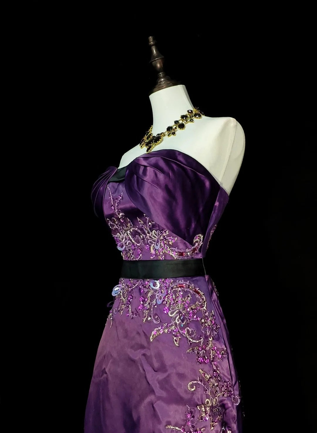 Robe de bal longue sans manches en satin couleur raisin, coupe trapèze, style années 70/80, style années 80, référence N1434
