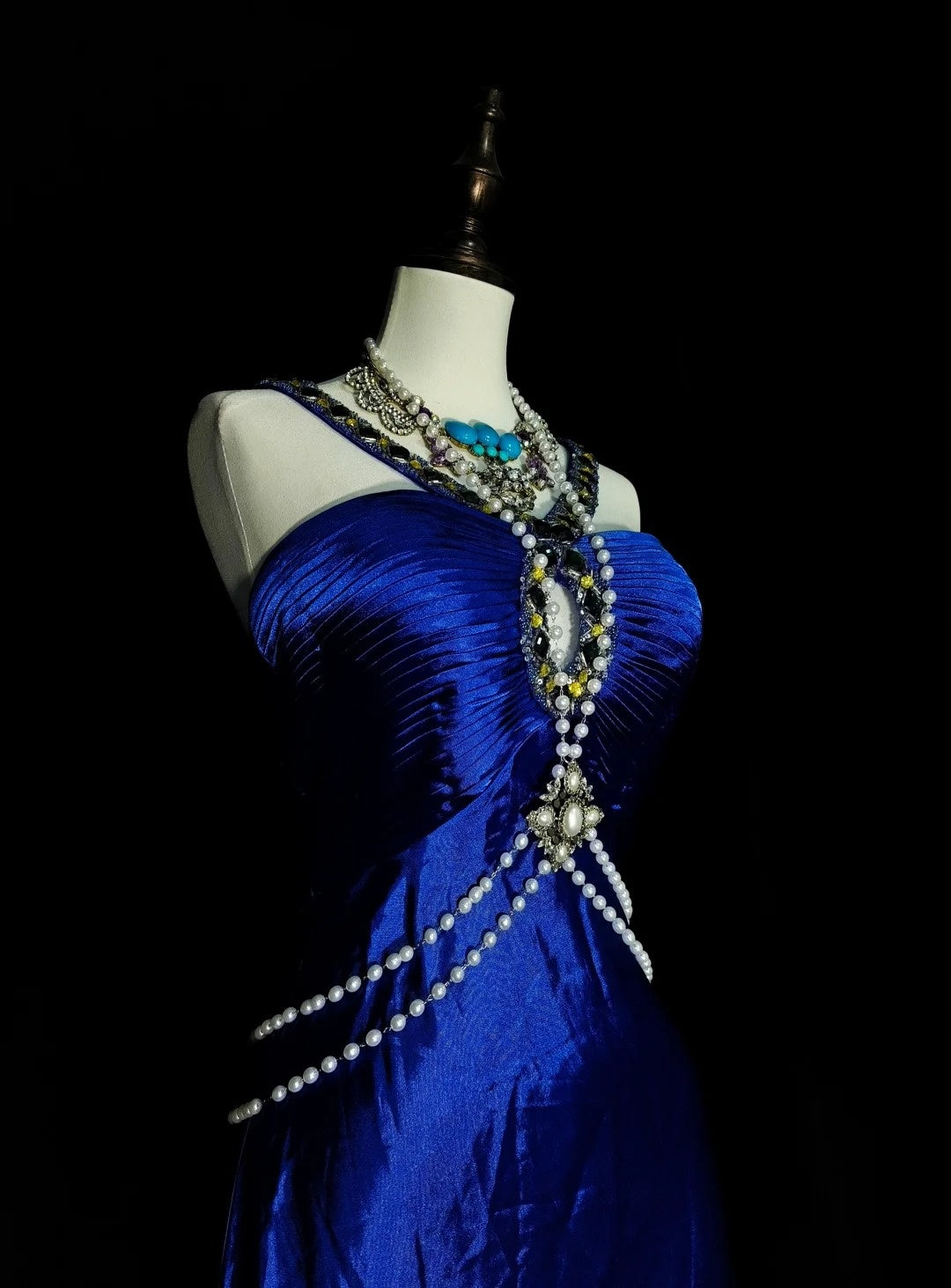 Robe de bal longue vintage années 80, coupe trapèze, dos nu, en satin bleu roi, sans manches, référence N1433