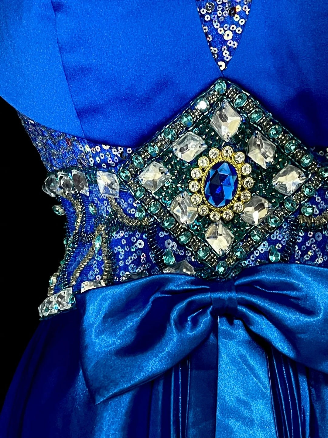 Robe de bal longue vintage années 80, coupe trapèze, dos nu, en satin bleu royal, sans manches, référence N1429