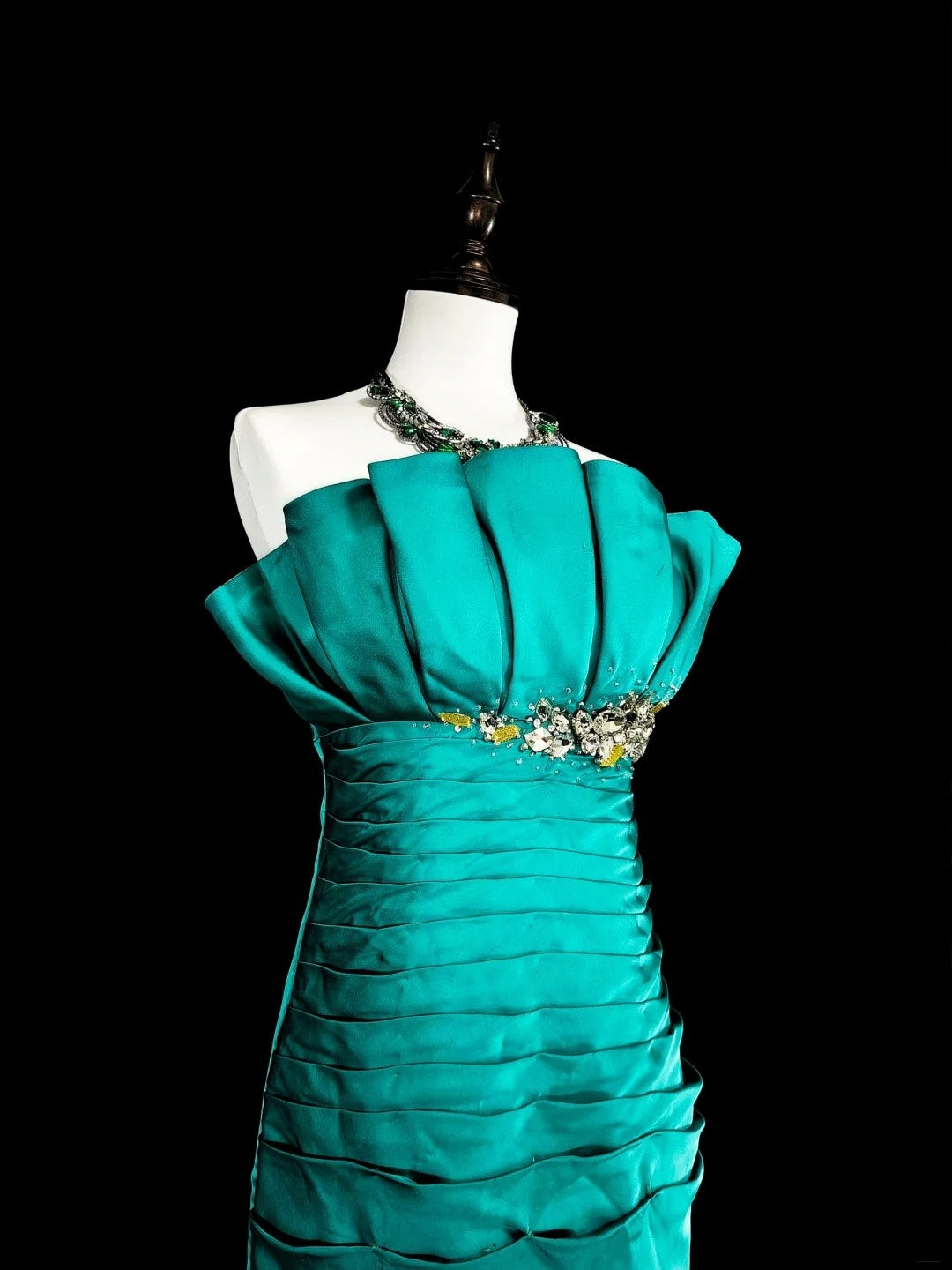 Robe de bal longue vintage sirène bustier en satin vert années 70 avec plis et perles, N1842