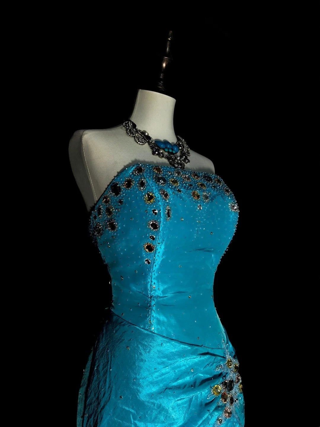 Robe de bal longue sirène vintage sans bretelles, années 2000, ornée de perles dorées, référence N1358