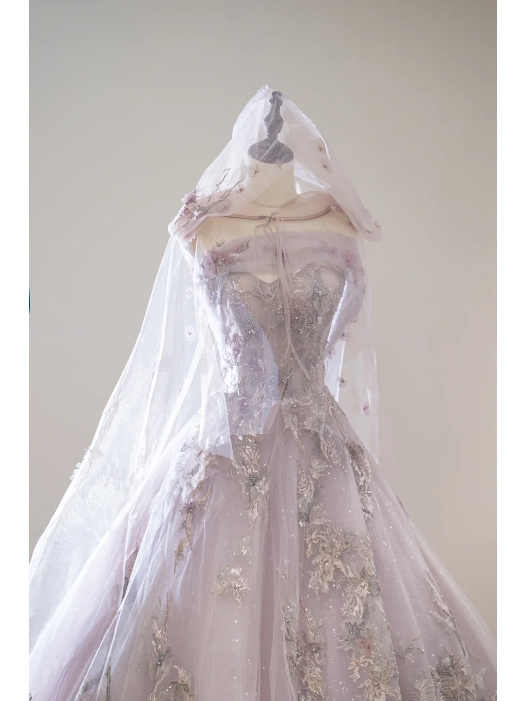 Robe de bal unique sans bretelles en tulle lilas à plusieurs volants, longue et élégante, idéale pour un bal de fin d'année, une quinceañera ou un anniversaire de 15 ou 16 ans (AB903)
