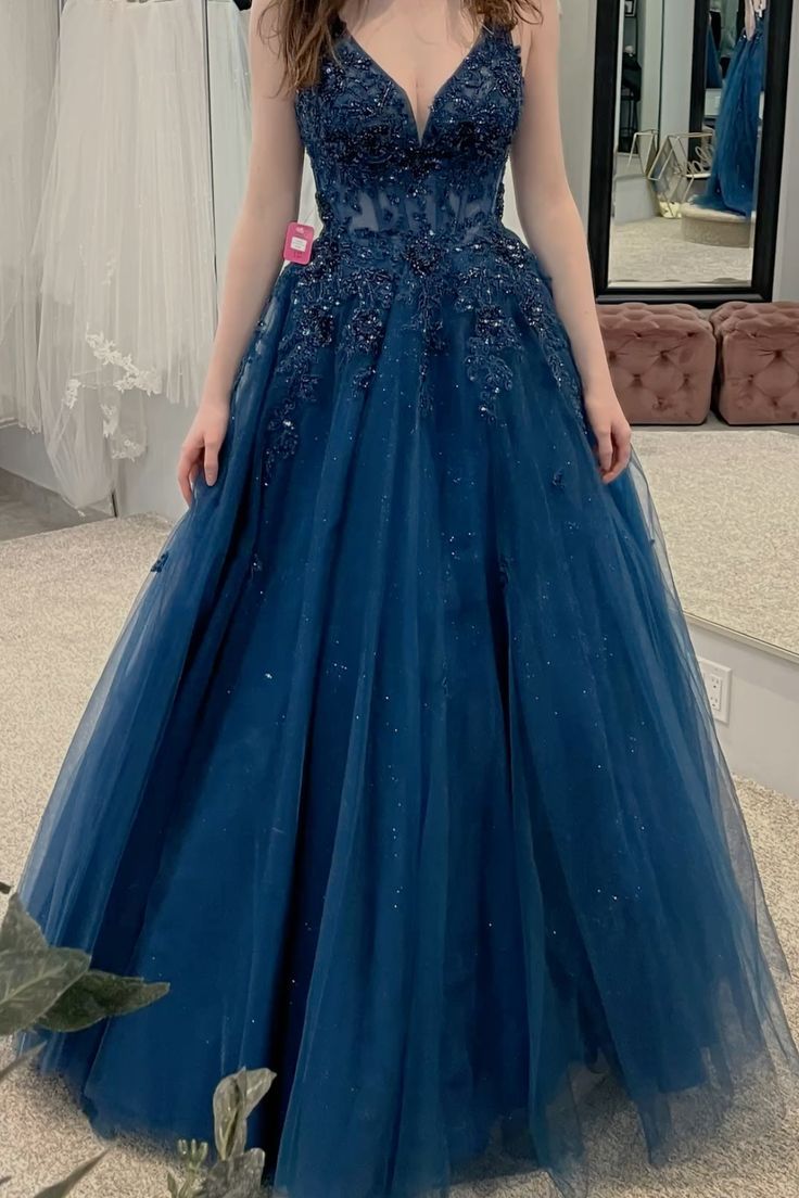 Robe de bal élégante bleu marine à col en V, en dentelle et tulle, idéale pour les adolescentes. Robe de soirée formelle, tenue de bal AB1118