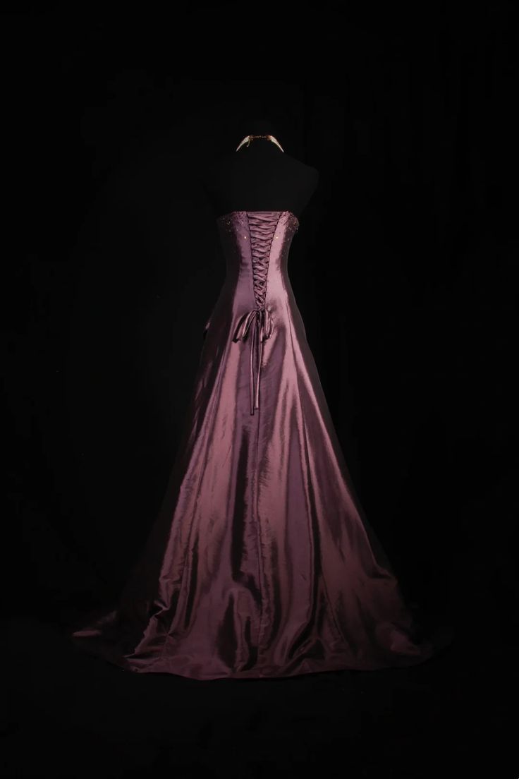 Robe de bal trapèze en satin à décolleté cœur, ornée de perles, N777