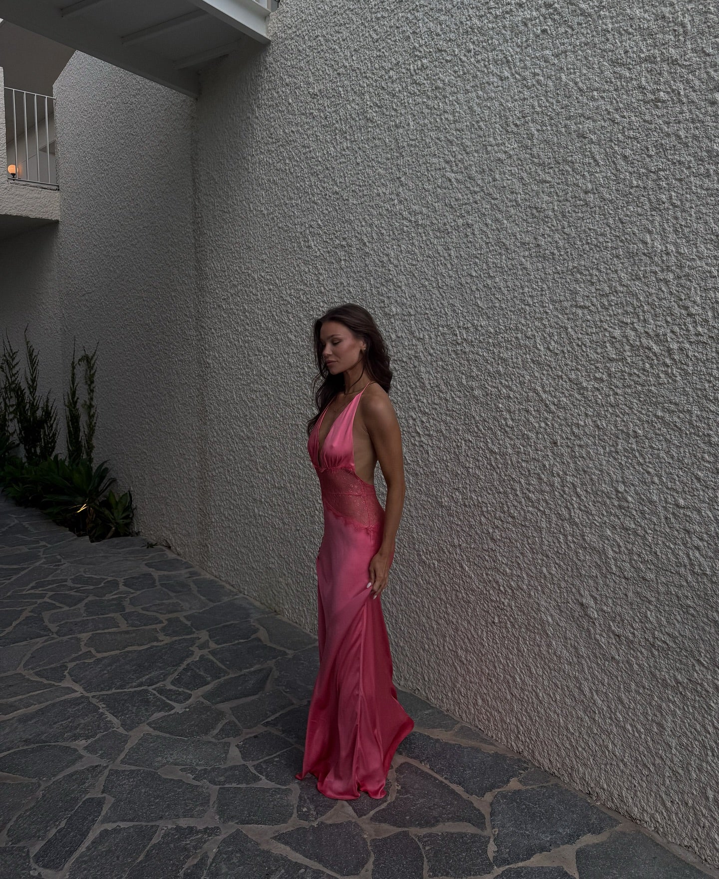 Elegantes Ballkleid-Inspiration: Langes, halbformelles Etuikleid mit Neckholder aus rosafarbenem, seidigem Satin für Teenager und Schüler der Oberstufe (AB1953)