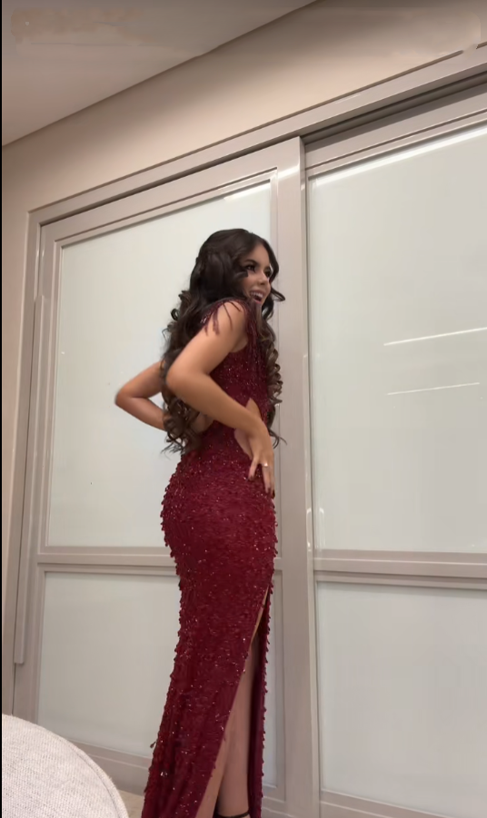 Robe de bal longue sirène bordeaux à col en V et corsage orné de sequins et de perles, modèle AB355