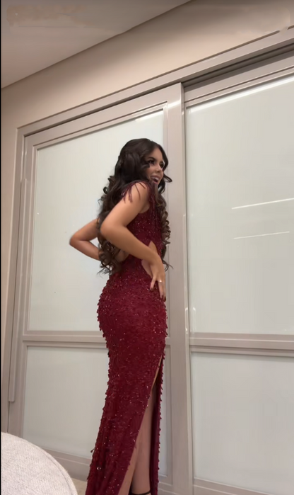 Robe de bal longue sirène bordeaux à col en V et corsage orné de sequins et de perles, modèle AB355