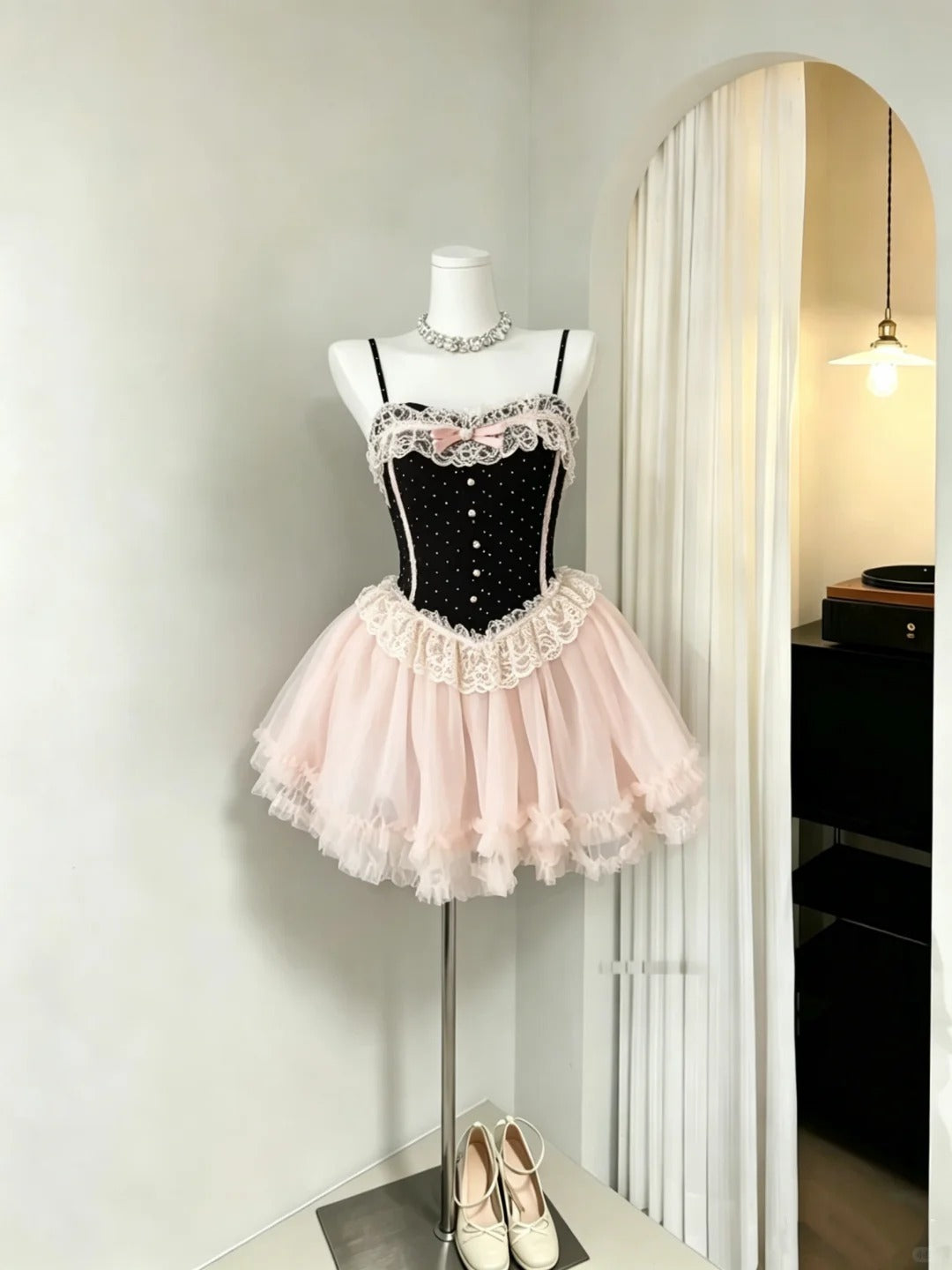 Robe de Bal Modeste Bretelles Fines Rose Volants Court Mini Inspiration Aînée Tenues 16ème Anniversaire Robes de Bal RB3979