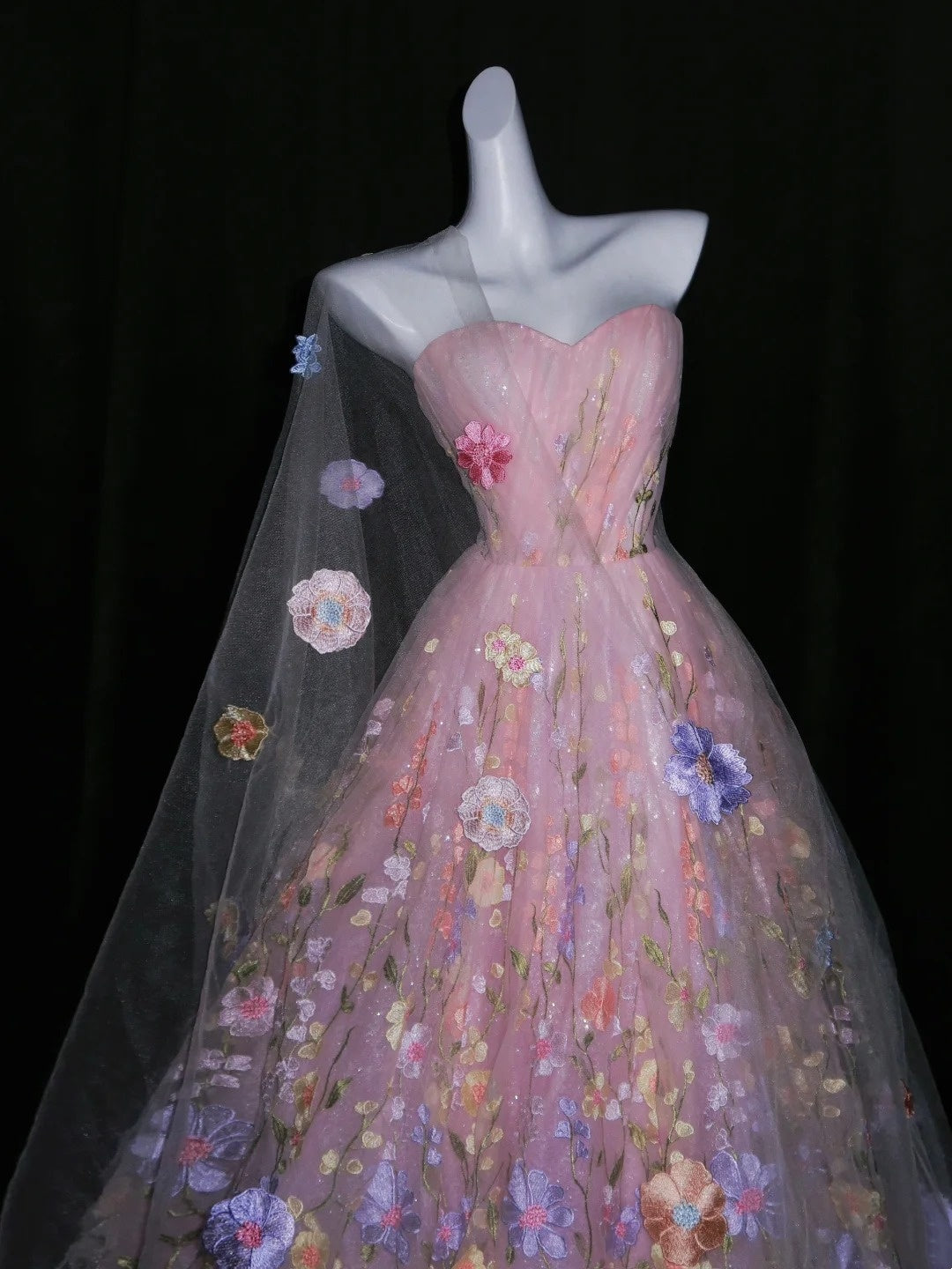 Niedliches, trägerloses, ärmelloses, langes Ballkleid aus rosa Tüll mit Blumenmuster – perfekt für Quinceañera, Sweet 15 oder 16 Geburtstage (N1085)