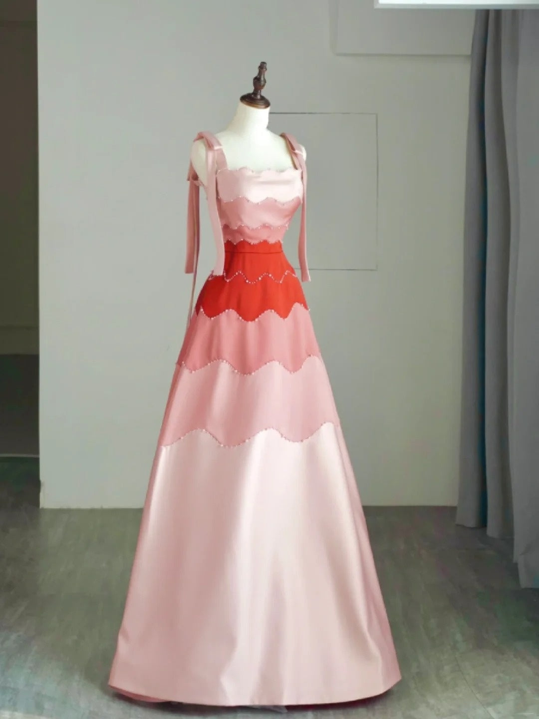 Langes, trägerloses Ballkleid aus rosa Satin – modisches und ästhetisches Kleid für Schulabschlussfeiern und Partys (Modell N681)