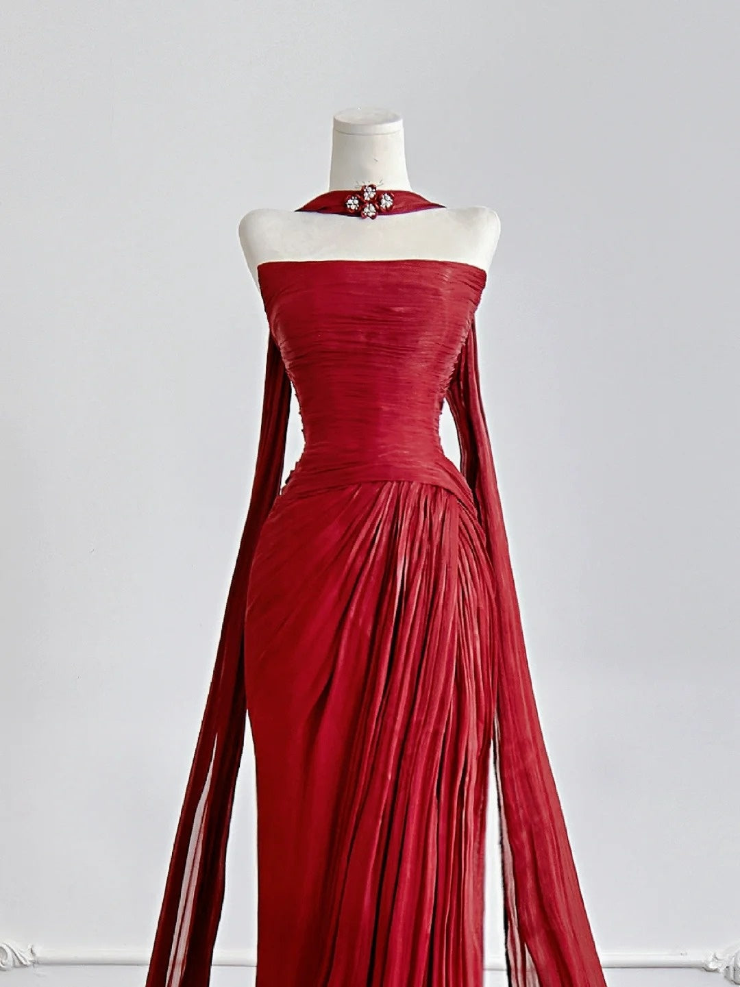 Zeitloses, trägerloses, rotes Chiffon-Abendkleid im Meerjungfrauenstil mit Schalschlitz und Schal – Inspiration für Partykleider N307