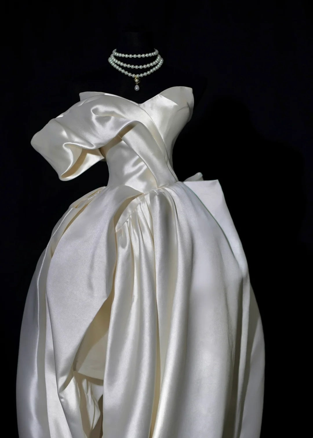 Klassisches Brautkleid, Ballkleid, Herzausschnitt, Satin, asymmetrischer Saum, figurbetontes Brautkleid AB2533