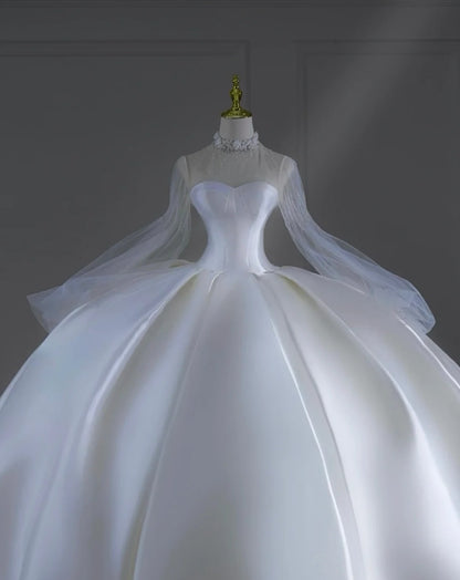 Zeitloses Brautkleid, Ballkleid, hochgeschlossen, Satin, Perlenbesatz, kurze Schleppe, figurbetontes langes Brautkleid AB2521