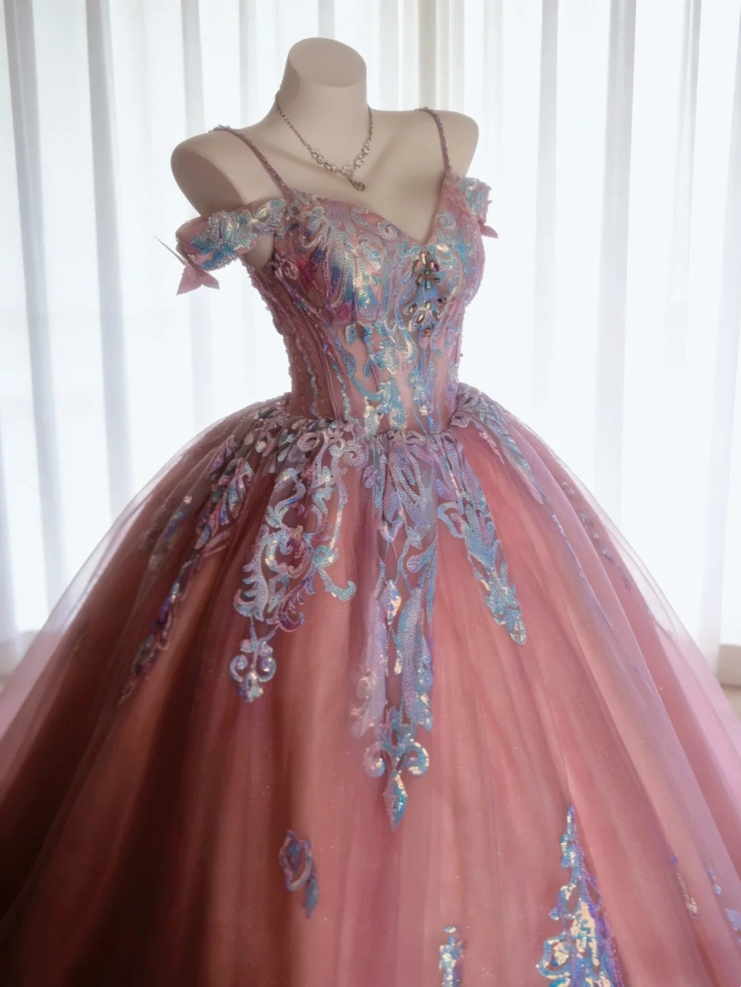 Mignonne Robe de Bal Bretelles Fines en Satin Rose avec Appliques Robes de Soirée Longues Robes de Bal de Promo N3039
