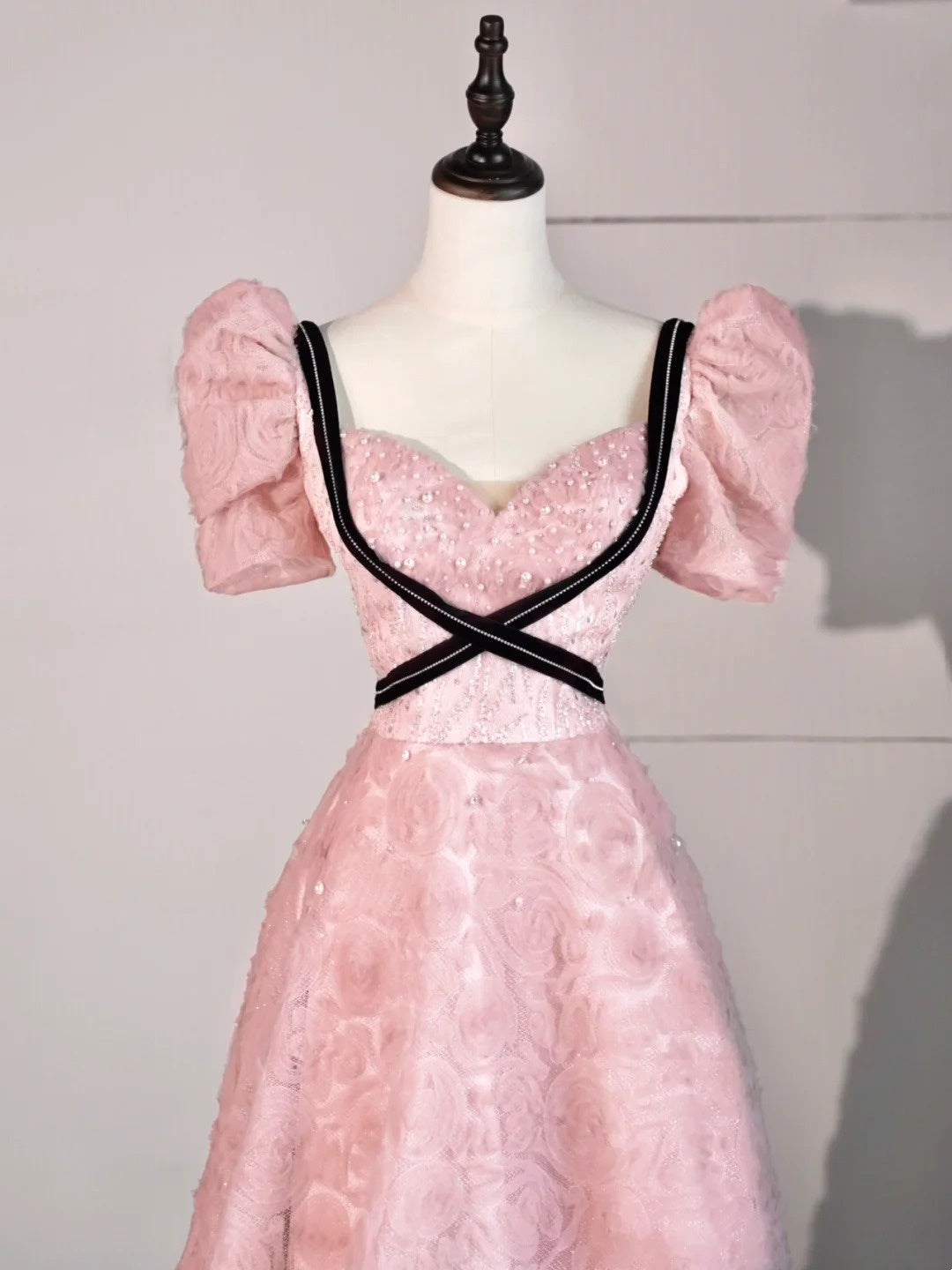 Robe de bal longue en dentelle rose à décolleté cœur, coupe trapèze, idéale pour les élèves de terminale (N1272)