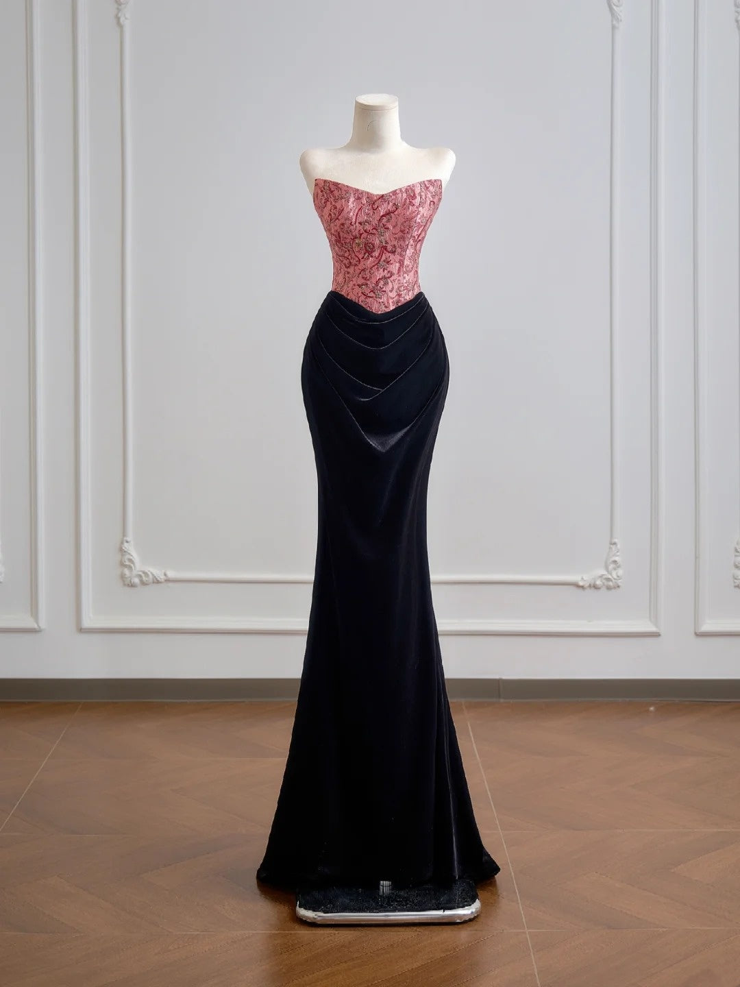 Figurschmeichelndes, trägerloses Meerjungfrauen-Abendkleid aus rosa Satin mit schwarzem Samt, langes formelles Abendkleid für Geburtstagsfeiern N382