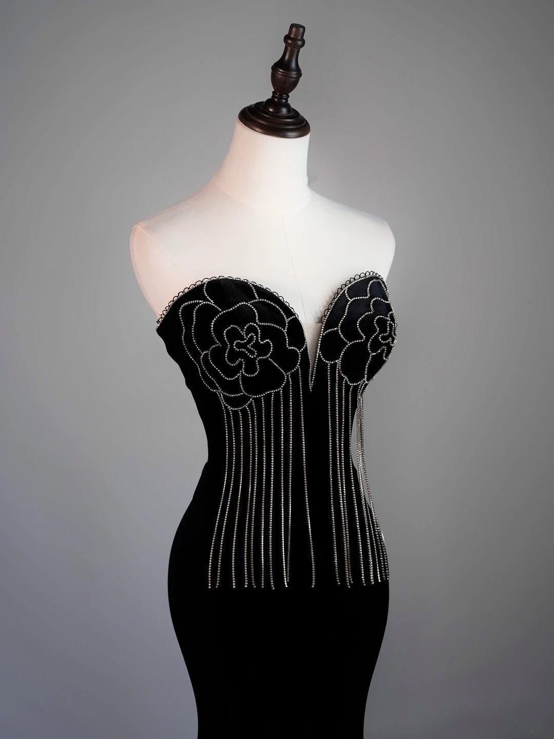 Robe de soirée sirène modeste en velours noir à décolleté cœur pour adolescentes, idéale pour le bal de fin d'année (N1178)
