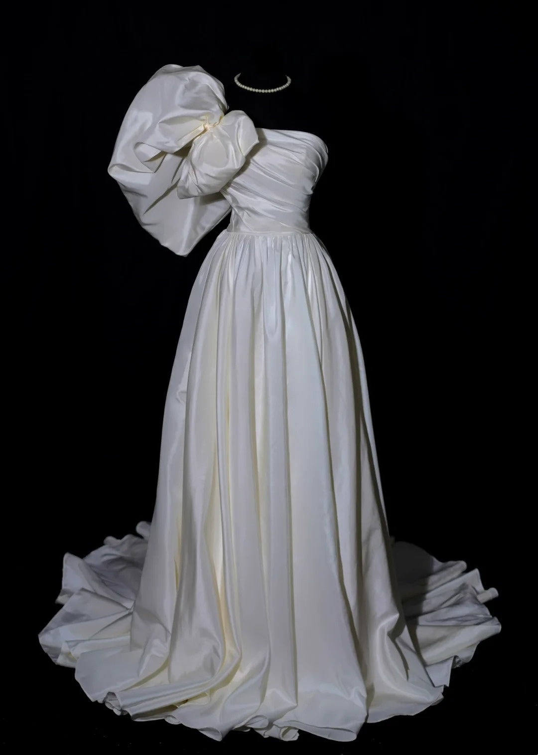 Klassisches Brautkleid in A-Linie, schulterfrei, elfenbeinfarben, Satin, ärmellos, figurbetont, AB2527