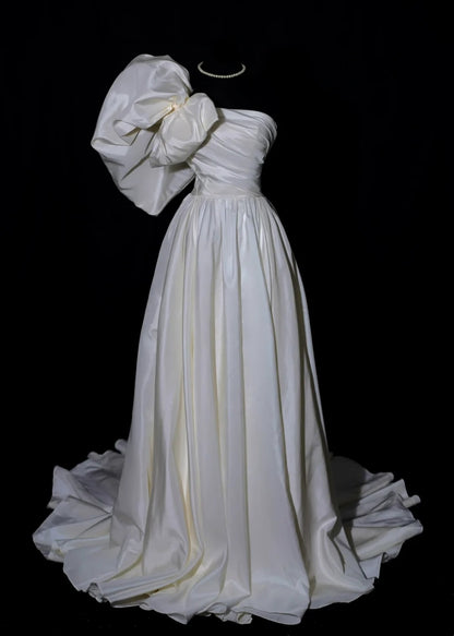 Klassisches Brautkleid in A-Linie, schulterfrei, elfenbeinfarben, Satin, ärmellos, figurbetont, AB2527